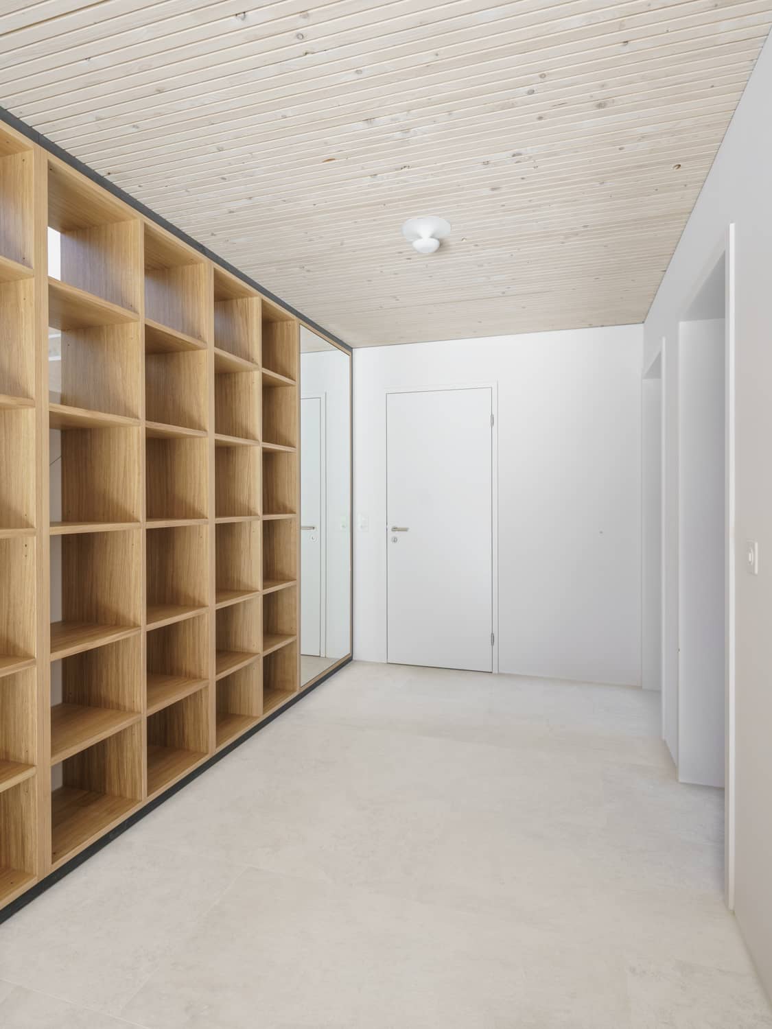 Ein modernes Holzregal ist direkt in die Wand eingelassen